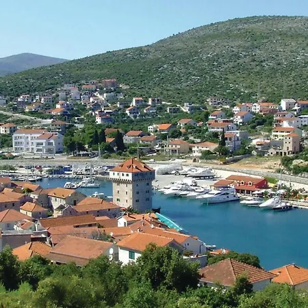 3 Bedroom Amazing In Pozorac Semesterbostad