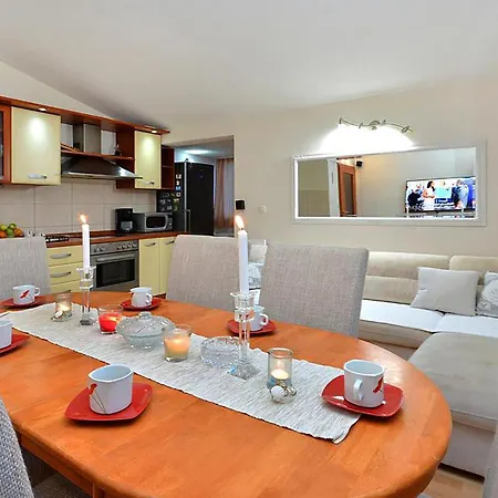 3 Bedroom Amazing In Pozorac Semesterbostad