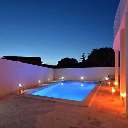 3 Bedroom Amazing In Pozorac * Gustirna