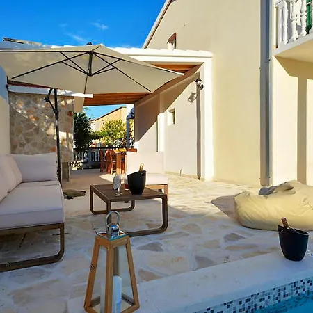 3 Bedroom Amazing In Pozorac Semesterbostad
